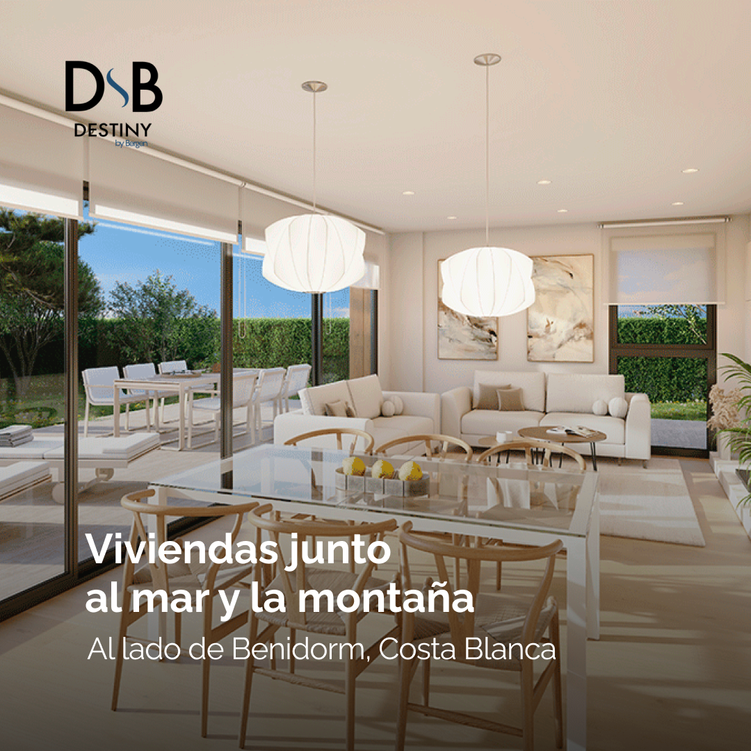 Bright, open-plan living and dining area with large glass walls opening to a garden patio; overlay text reads 'Viviendas junto al mar y la montaña' and 'Al lado de Benidorm, Costa Blanca'