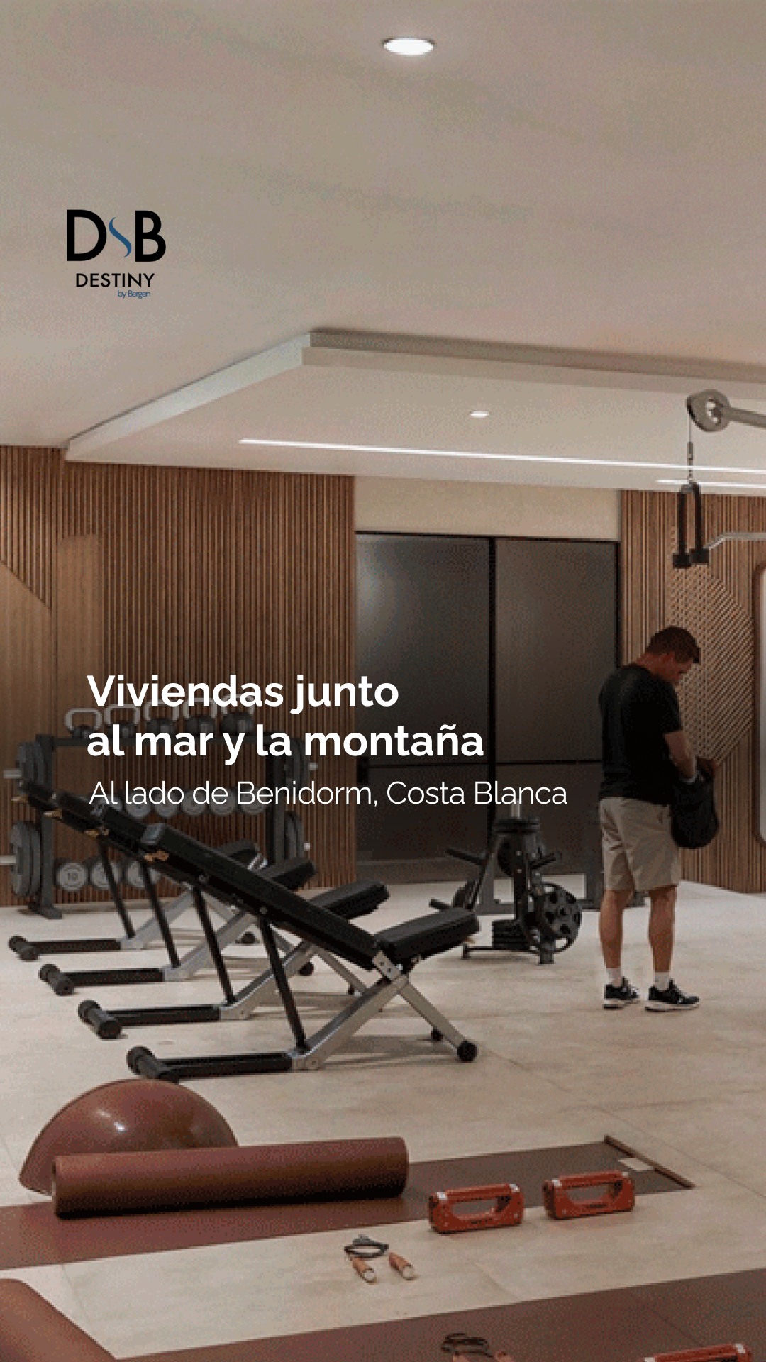 Interior de gimnasio moderno con equipo de entrenamiento y detalles decorativos; texto promocional en español para viviendas junto al mar y la montaña.