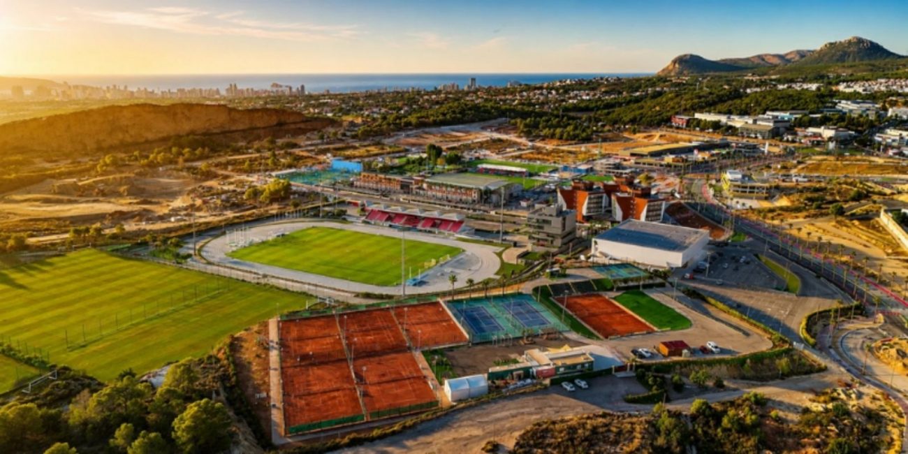 Ciudad de Deporte - Academia de Tenis Ferrero. Descubre apartamentos exclusivos en La Nucía a un paso de la Ciudad del Deporte. Disfruta de estilo de vida activo con piscina de olas, academia Ferrer, golf y más.