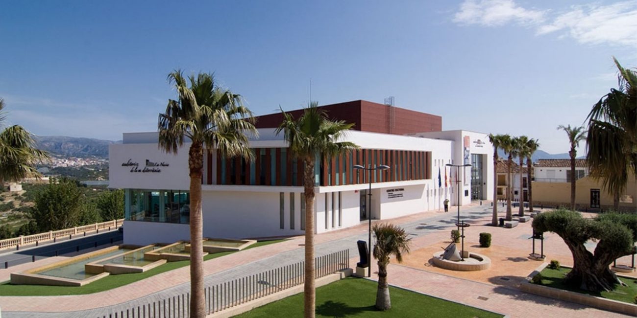 Ciudad de Deporte - Biblioteca y Universidad. Descubre apartamentos exclusivos en La Nucía a un paso de la Ciudad del Deporte. Disfruta de estilo de vida activo con piscina de olas, academia Ferrer, golf y más.