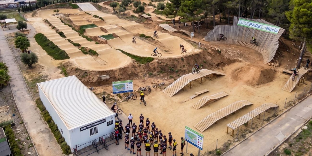 Ciudad de Deporte - Bike Park. Descubre apartamentos exclusivos en La Nucía a un paso de la Ciudad del Deporte. Disfruta de estilo de vida activo con piscina de olas, academia Ferrer, golf y más.