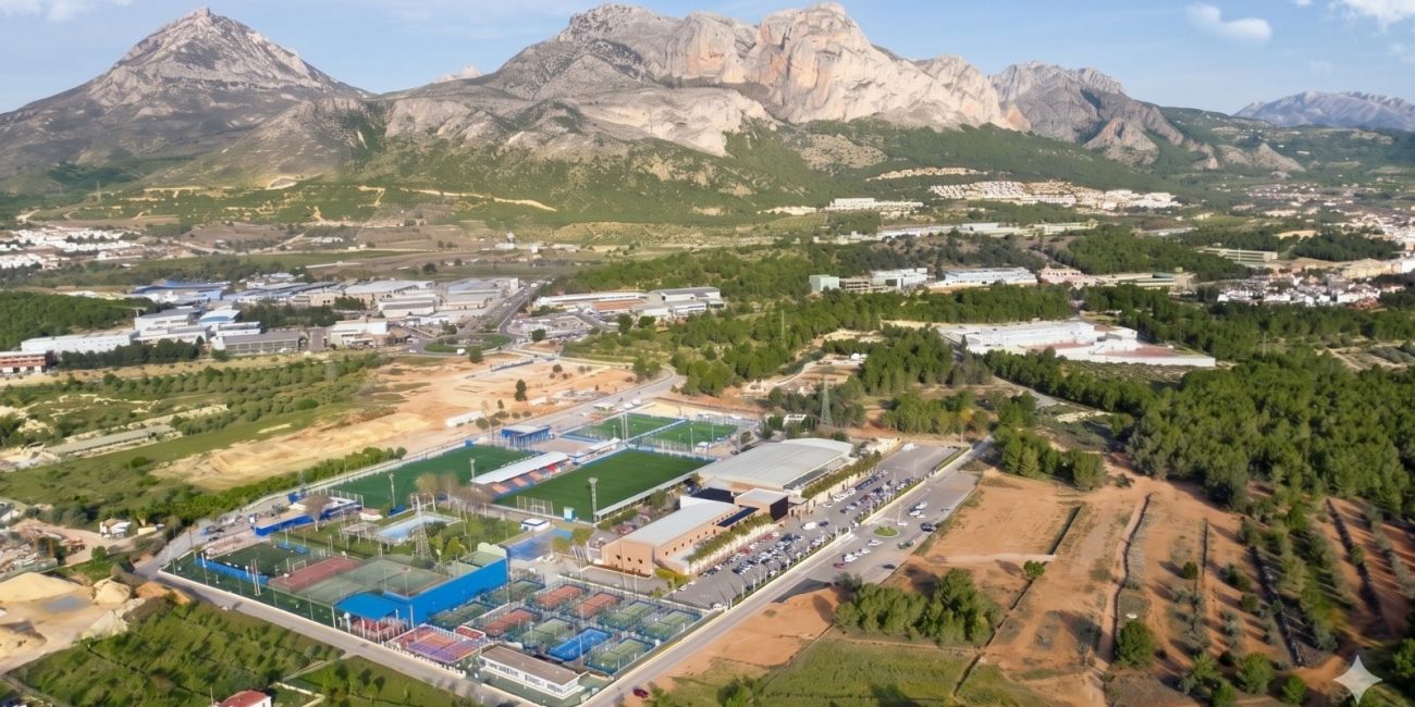 Ciudad de Deporte - Pistas de Padel. Descubre apartamentos exclusivos en La Nucía a un paso de la Ciudad del Deporte. Disfruta de estilo de vida activo con piscina de olas, academia Ferrer, golf y más.