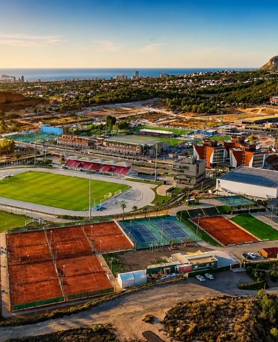 Ciudad del deporte - raqueta padel y la elite del tenis mundial. Descubre las instalaciones de la ciudad del deporte la nucía camilo cano. Wave garden, academia ferrer y el entorno ideal junto a destiny by bergen.